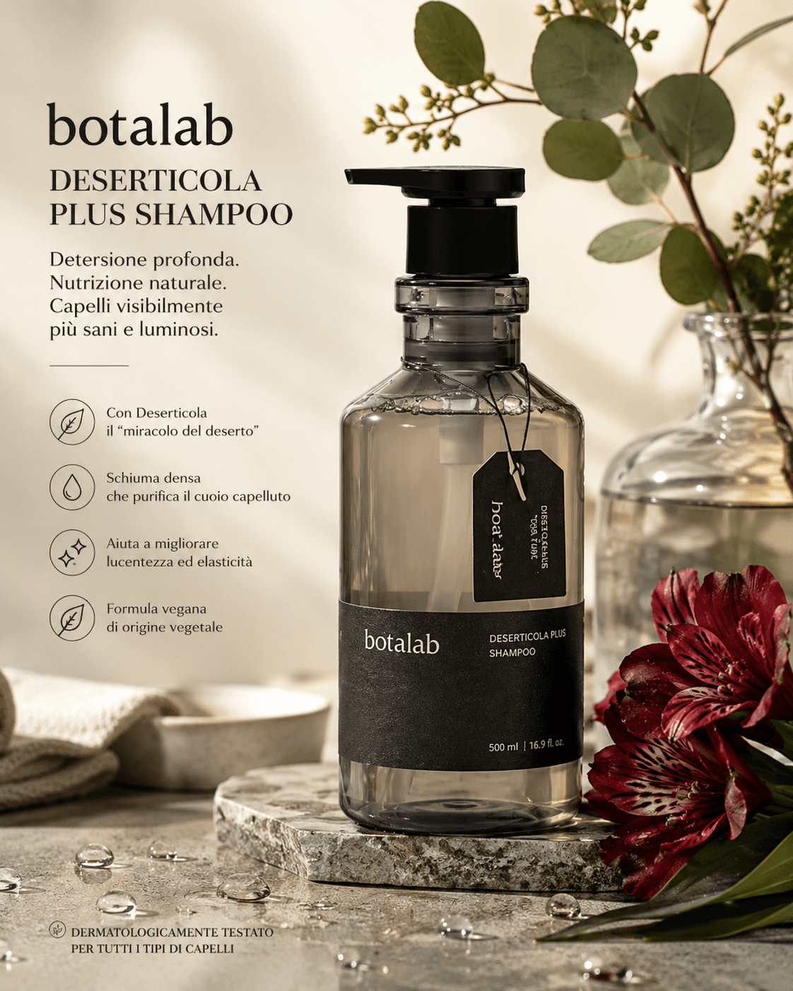 Botalab Deserticola Plus Shampoo trên nền botanical sáng với chai pump màu khói và hoa đỏ